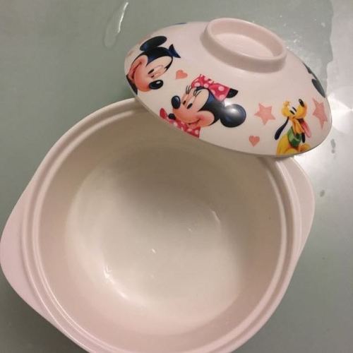 起到保温的作用,所以也比较适合小孩用,上面的图案是米奇和米妮的图案